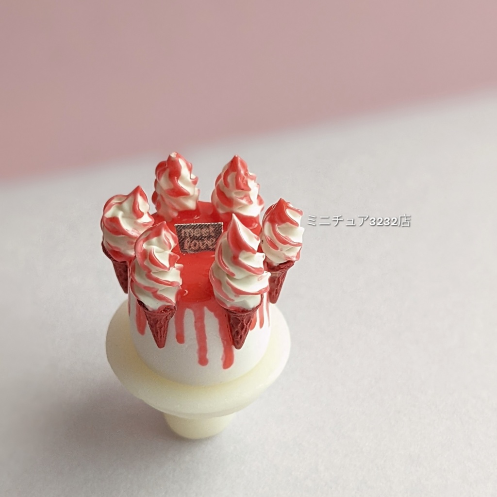 ミニチュアいちごソースドリップケーキ
