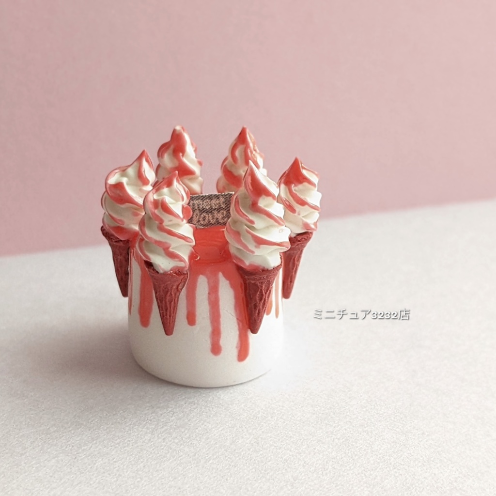 ミニチュアいちごソースドリップケーキ
