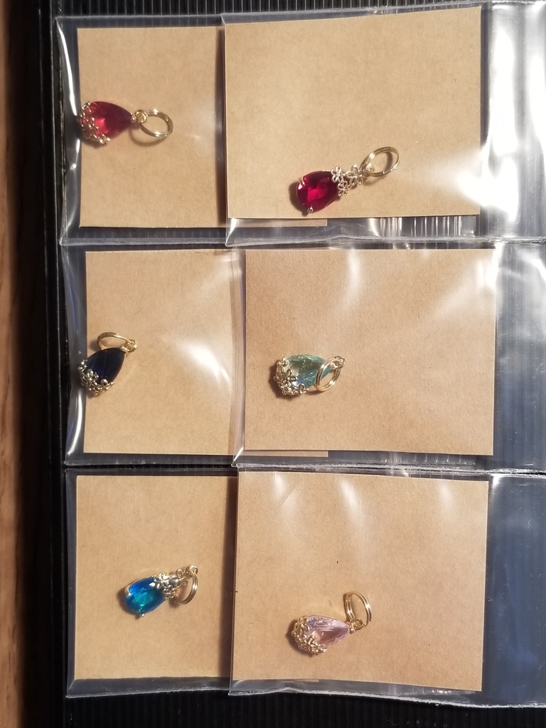 狼モチーフのキーホルダー にやり