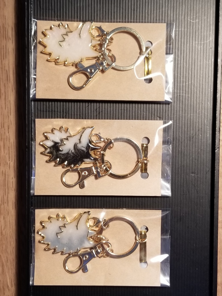 狼モチーフのキーホルダー にやり