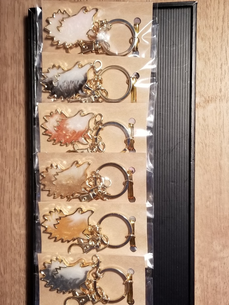 狼モチーフのキーホルダー 吼える