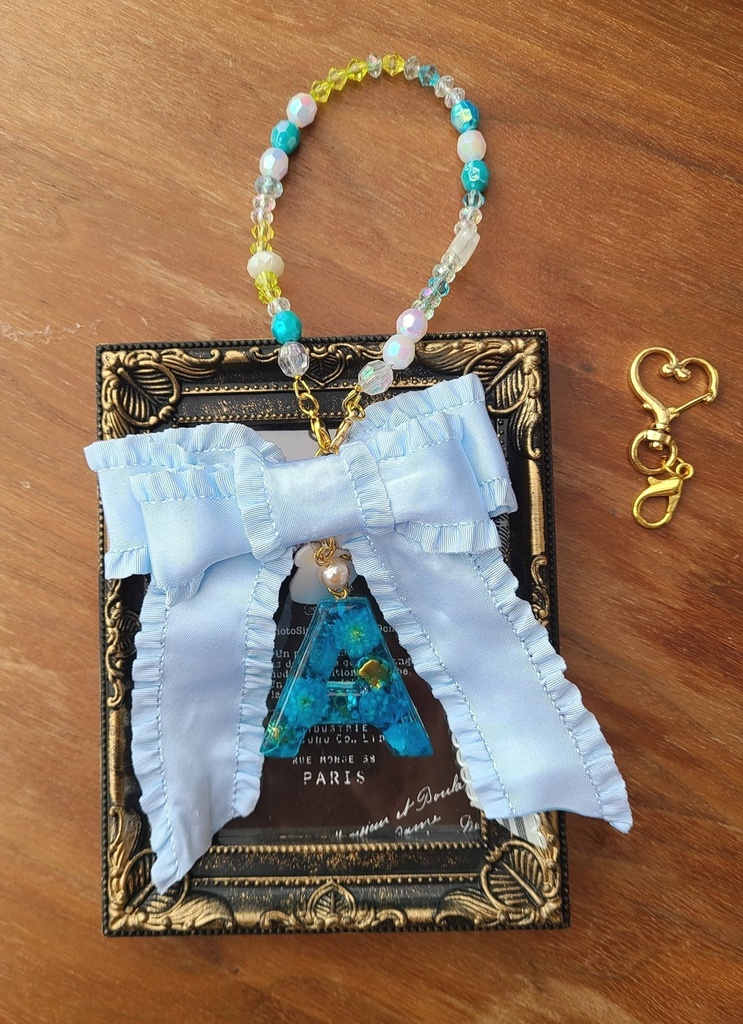 橘ありす限定SSR「ありすの物語」イメージイニシャルバッグチャーム