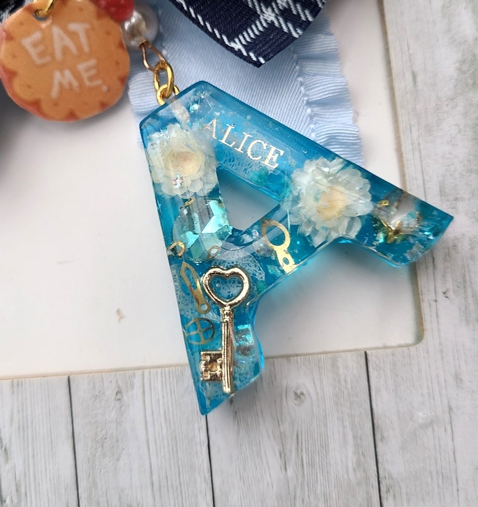 橘ありす限定SSR「ありすの物語」イメージイニシャルバッグチャーム