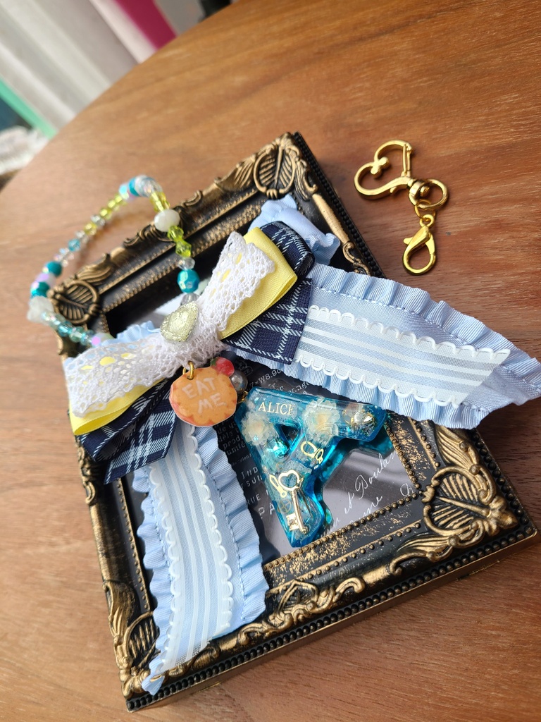 橘ありす限定SSR「ありすの物語」イメージイニシャルバッグチャーム