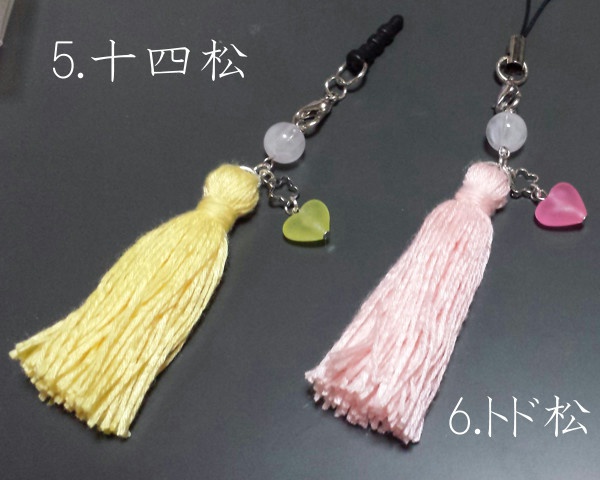 六つ子カラーのタッセルイヤホンジャック