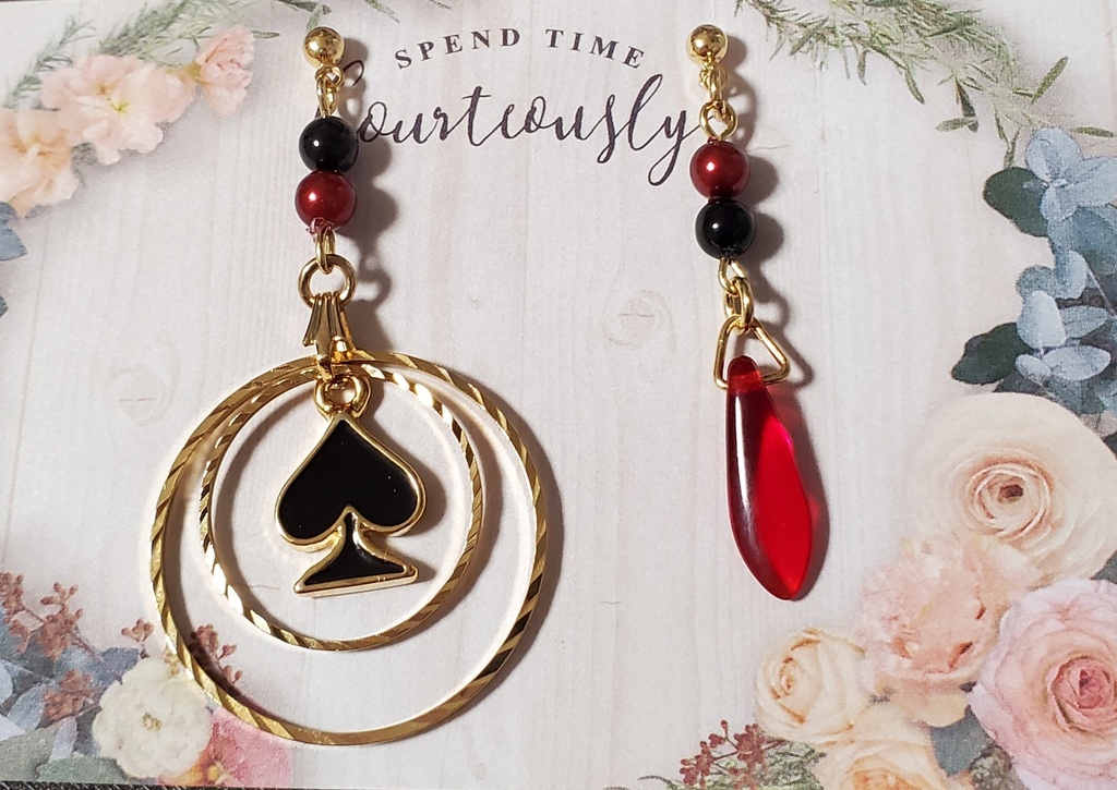 女王とトランプのイヤリング【ピアス変更可】