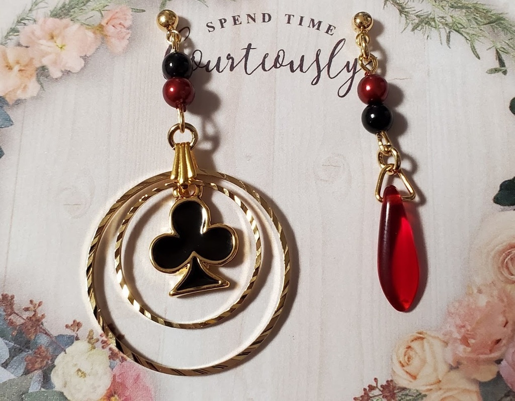 女王とトランプのイヤリング【ピアス変更可】