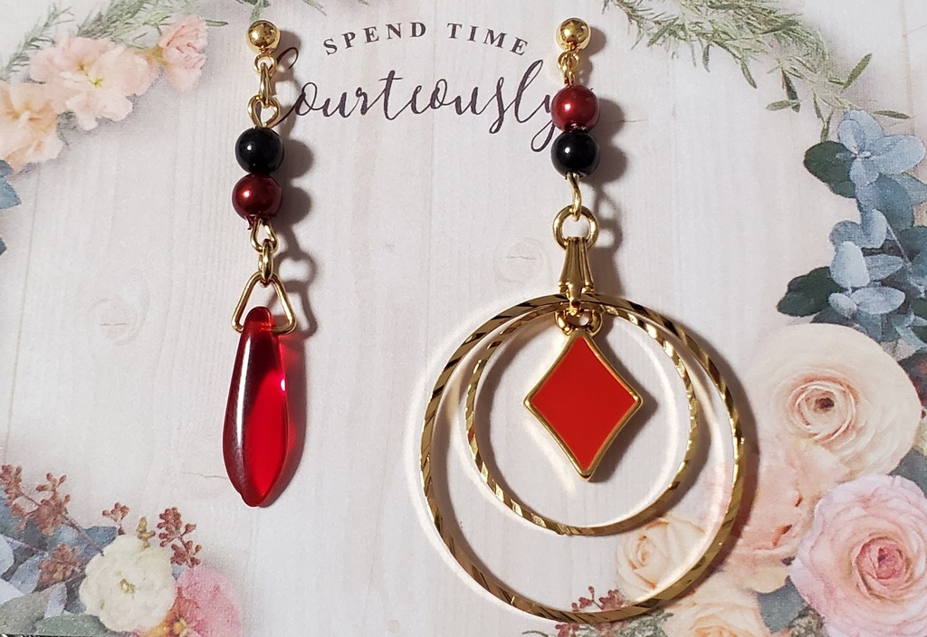 女王とトランプのイヤリング【ピアス変更可】