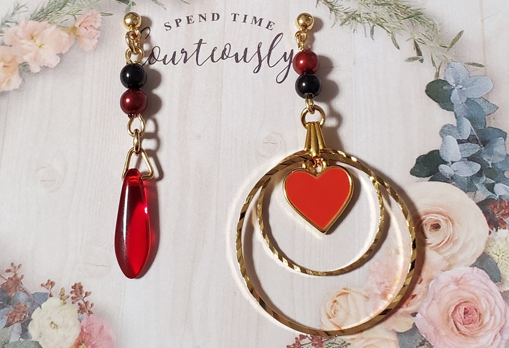 女王とトランプのイヤリング【ピアス変更可】