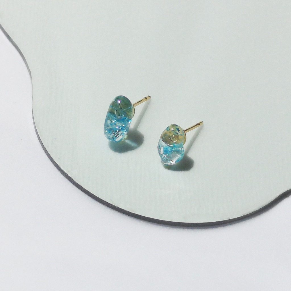 涼しげな水のプチピアス