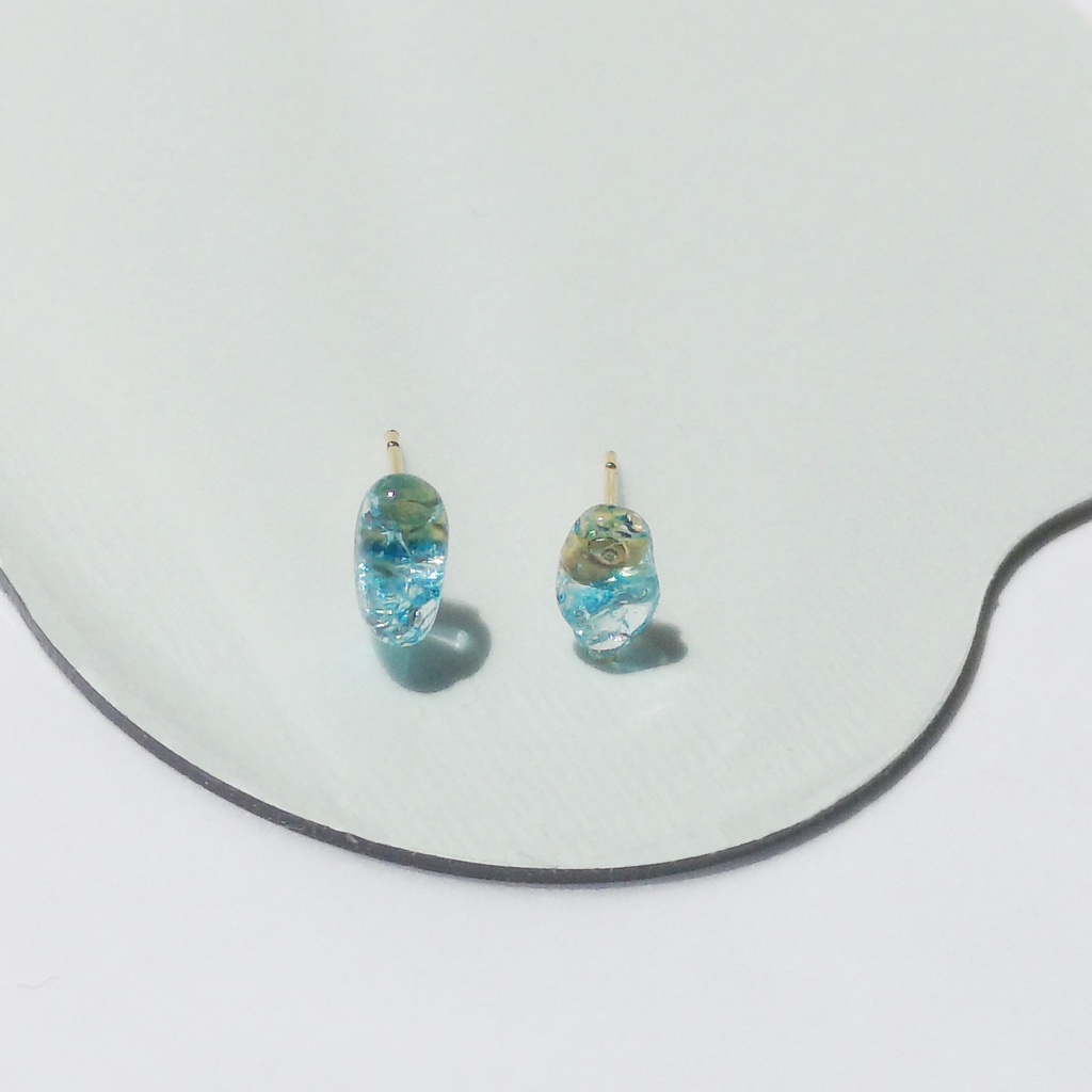 涼しげな水のプチピアス