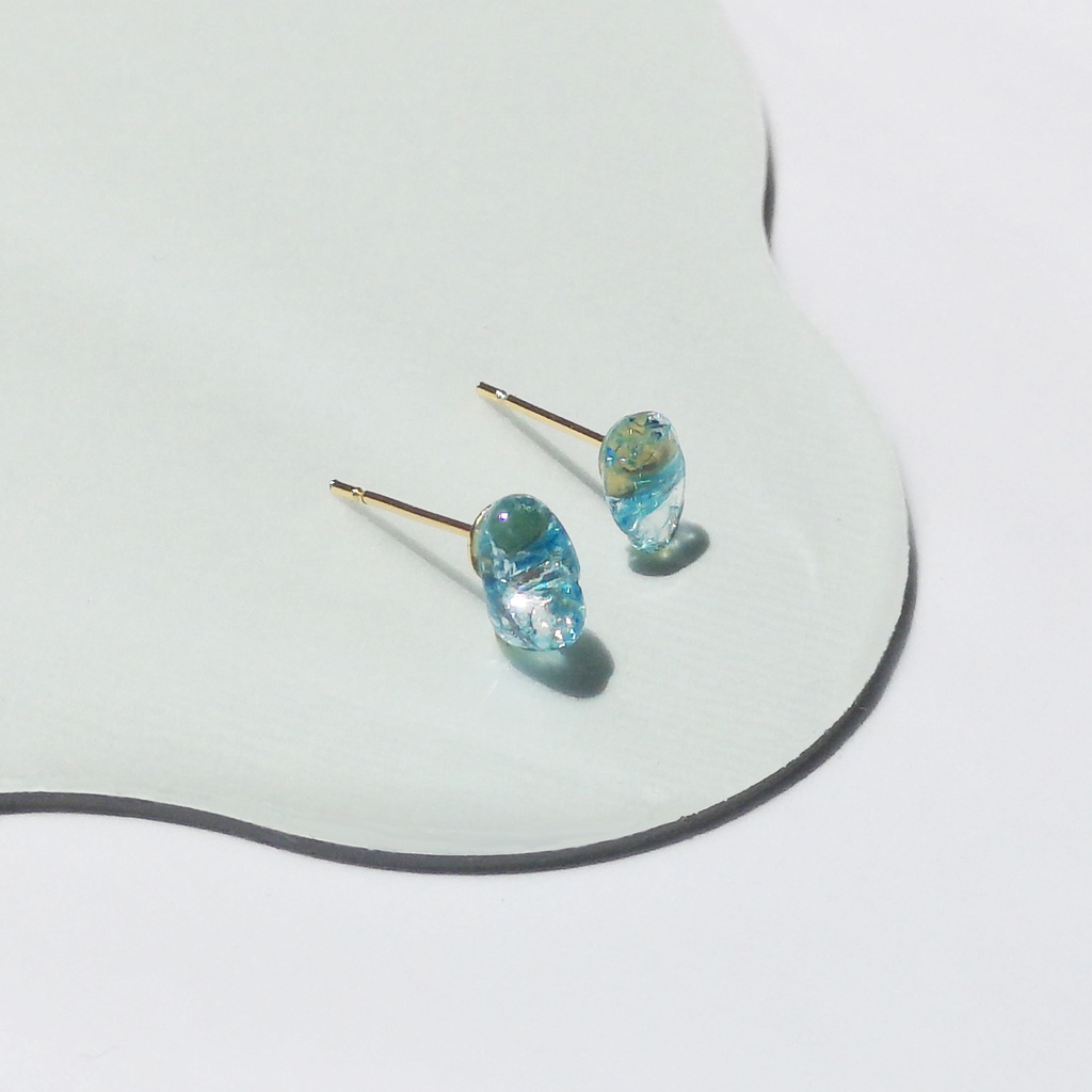 涼しげな水のプチピアス