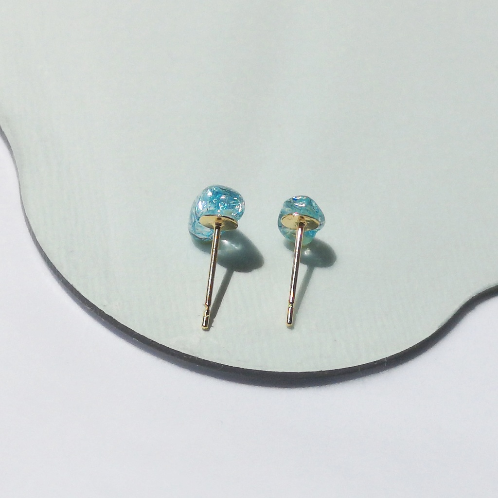 涼しげな水のプチピアス