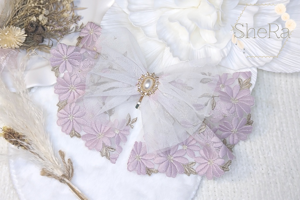 レースリボンのポニーフック・白に薄紫の花柄ビジュー付き