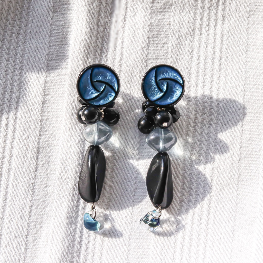 呪術廻戦 五条悟イメージ 【Ao(-蒼-)】/ ハンドメイド ピアス ヴィンテージ