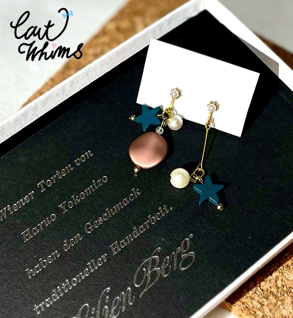 夜雪と共に輝くメタリックローズイヤリング