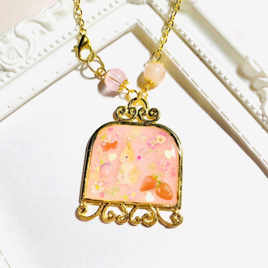 ピンク 色のお花畑の苺うさぎさん バッグチャーム Kirarate キララテ Booth