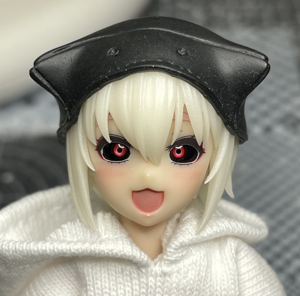 虹彩1.7mm 黒眼球赤眼