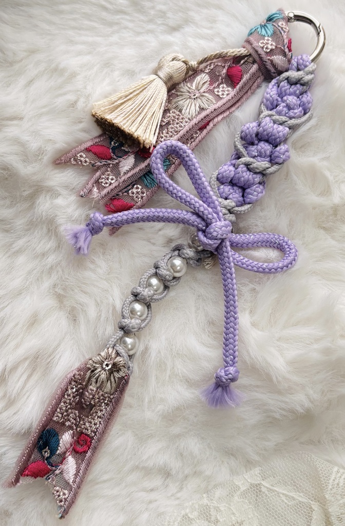 【グッズ】肉球キーホルダー（ラメ入りラベンダー×グレー（パール＆インド刺繍&タッセルアクセント） 