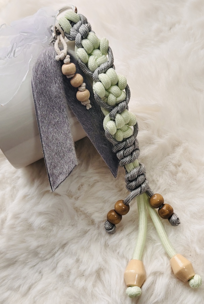 【グッズ】肉球キーホルダー(淡グリーン×グレー/ベロア&ウッドアクセント)