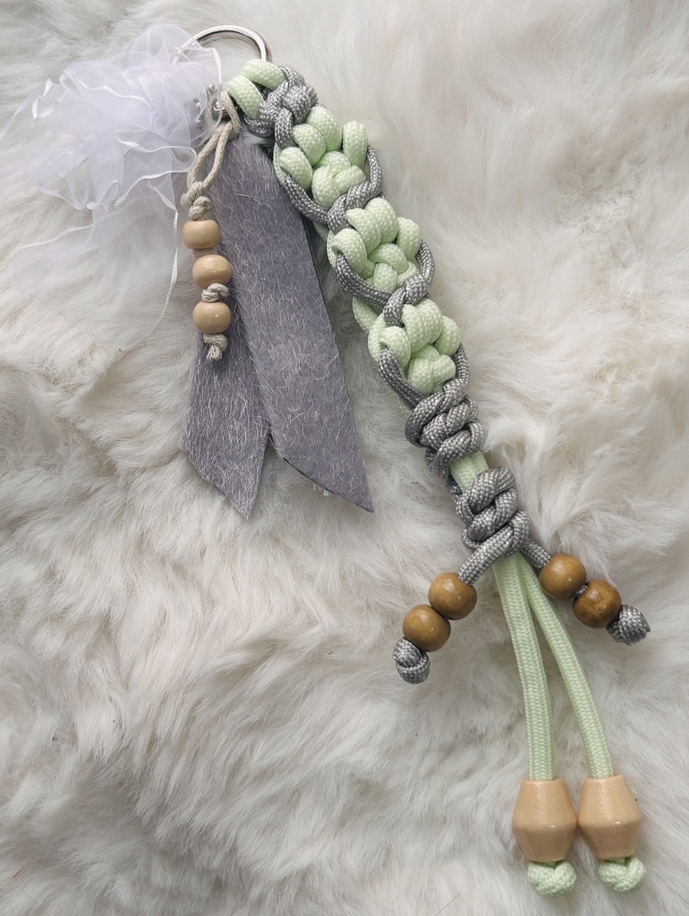 【グッズ】肉球キーホルダー（淡グリーン×グレー/ベロア＆ウッドアクセント）