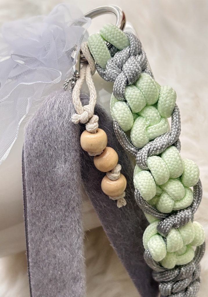 【グッズ】肉球キーホルダー(淡グリーン×グレー/ベロア&ウッドアクセント)