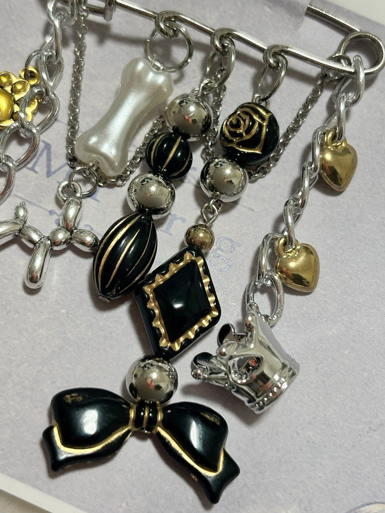 【ハンドメイド】DOG Charmpin/ブラックローズ×アンティーク