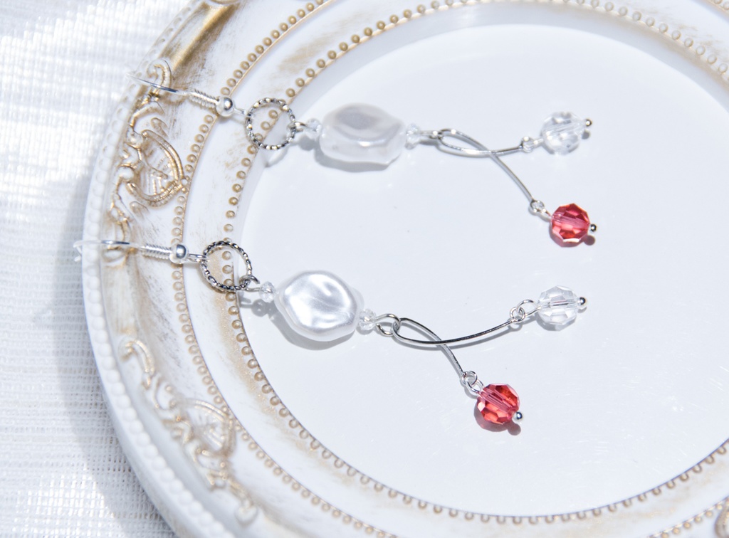 宝石商リチャード氏の謎鑑定 イメージ スワロフスキーピアス/イヤリング