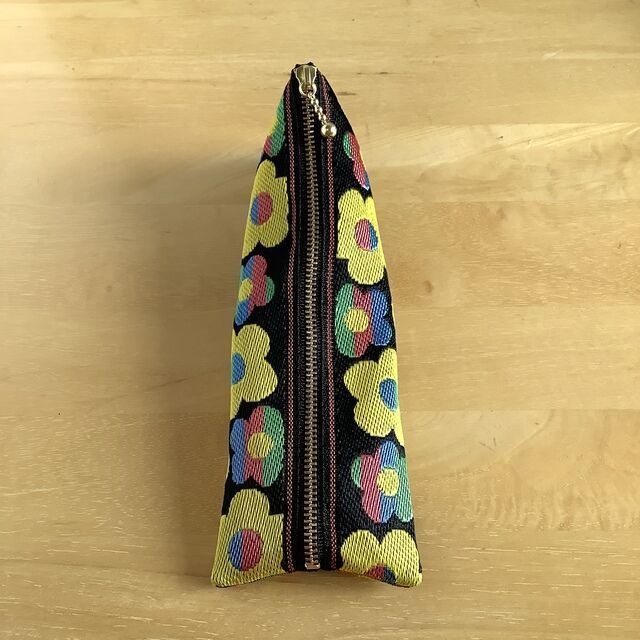 【レトロポップ 花柄】畳縁 テトラ型 ペンケース 和風 黒 カラフル