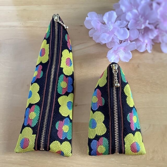 【レトロポップ 花柄】畳縁 テトラ型 ペンケース 和風 黒 カラフル