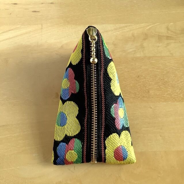 【レトロポップ 花柄】 畳縁 テトラ型 ミニポーチ 小銭入れ 黒 カラフル