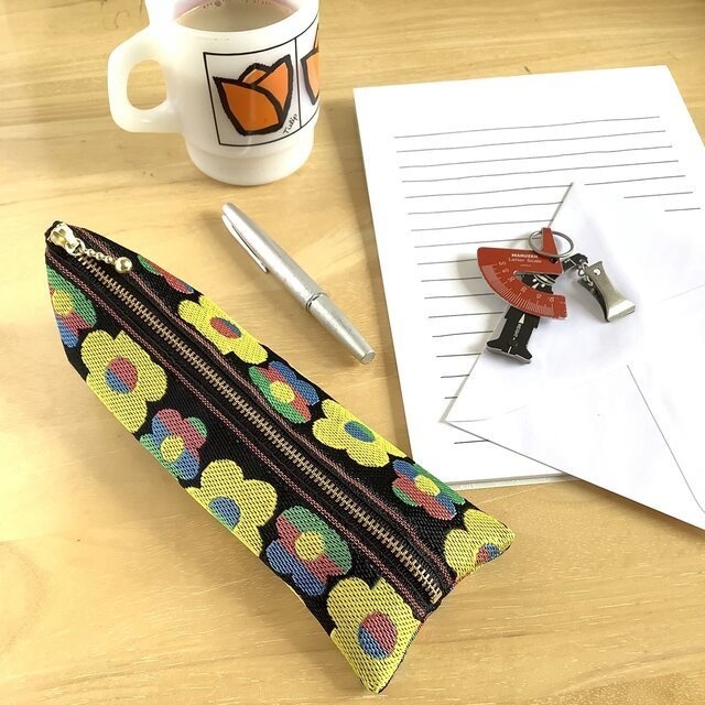 【レトロポップ 花柄】 畳縁 テトラ型 ミニポーチ 小銭入れ 黒 カラフル