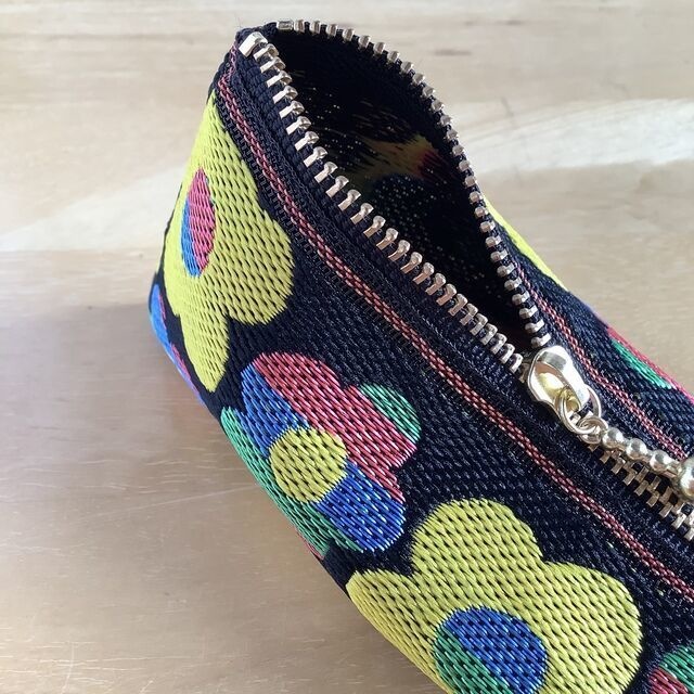 【レトロポップ 花柄】 畳縁 テトラ型 ミニポーチ 小銭入れ 黒 カラフル