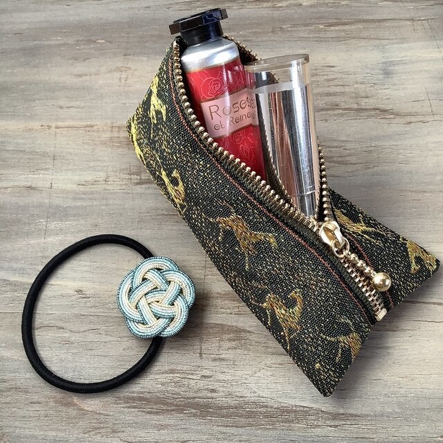 【アハルテケ】畳縁 馬柄 ペンケース テトラ型 金馬 午