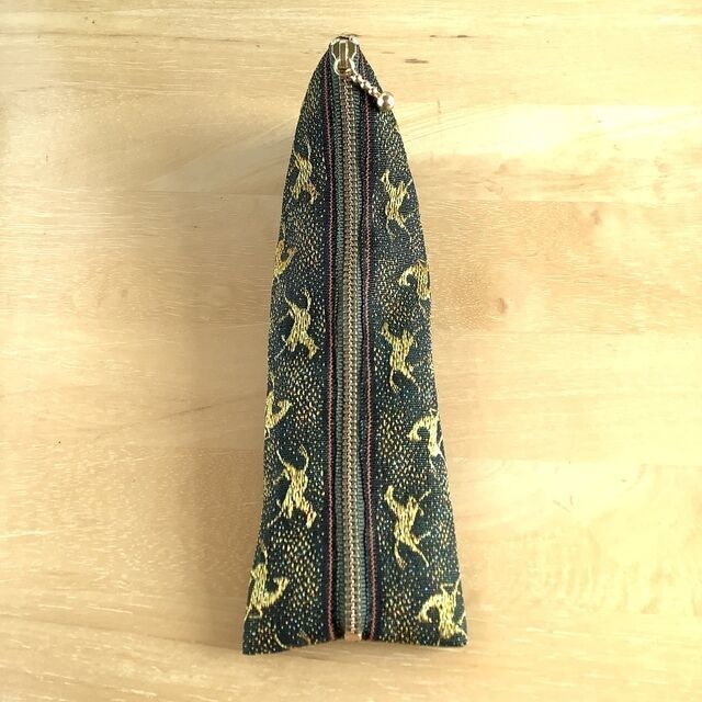 【アハルテケ】畳縁 馬柄 ペンケース テトラ型 金馬 午