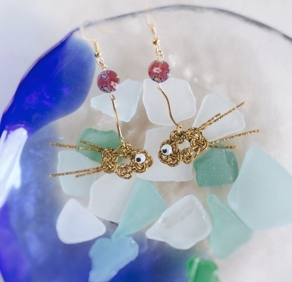 水引製 ゆらゆら金魚 ピアス 黒金