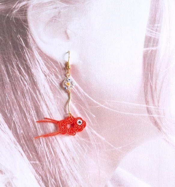 水引製 ゆらゆら金魚 ピアス 朱色