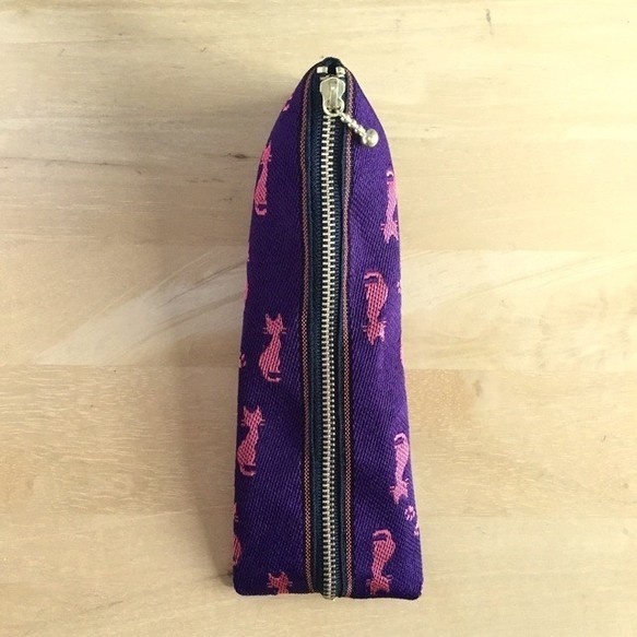 【シルエット猫】畳縁 テトラ型 ペンケース 赤紫
