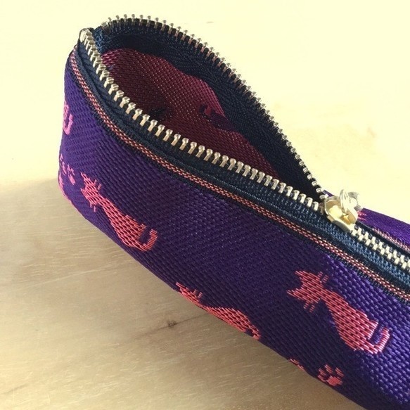 【シルエット猫】畳縁 テトラ型 ペンケース 赤紫