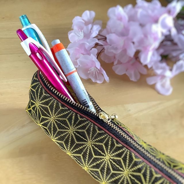 【麻の葉文様】畳縁 テトラ型 ペンケース 黒×金