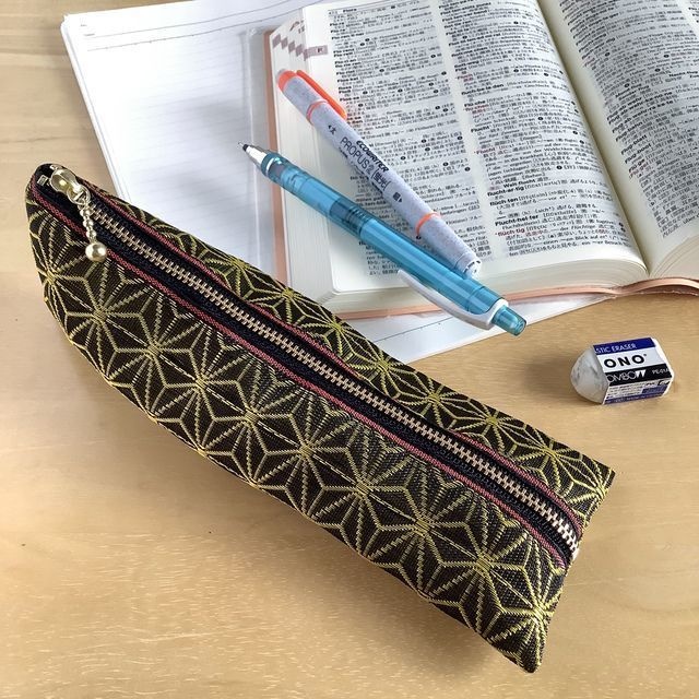 【麻の葉文様】畳縁 テトラ型 ペンケース 黒×金