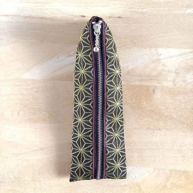 【麻の葉文様】畳縁 テトラ型 ペンケース 黒×金