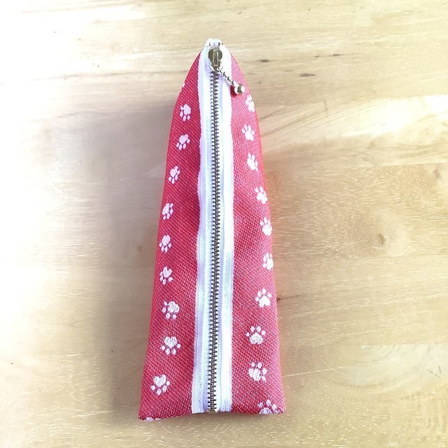 【足あと】畳縁 テトラ型 ペンケース いちご色 肉球 猫 犬 赤