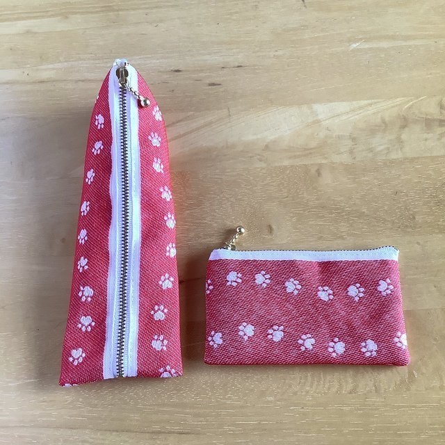 【足あと】畳縁 テトラ型 ペンケース いちご色 肉球 猫 犬 赤