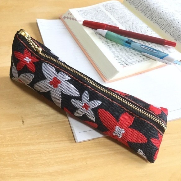 【スターフラワー】畳縁 テトラ型 ペンケース 黒 赤 百合