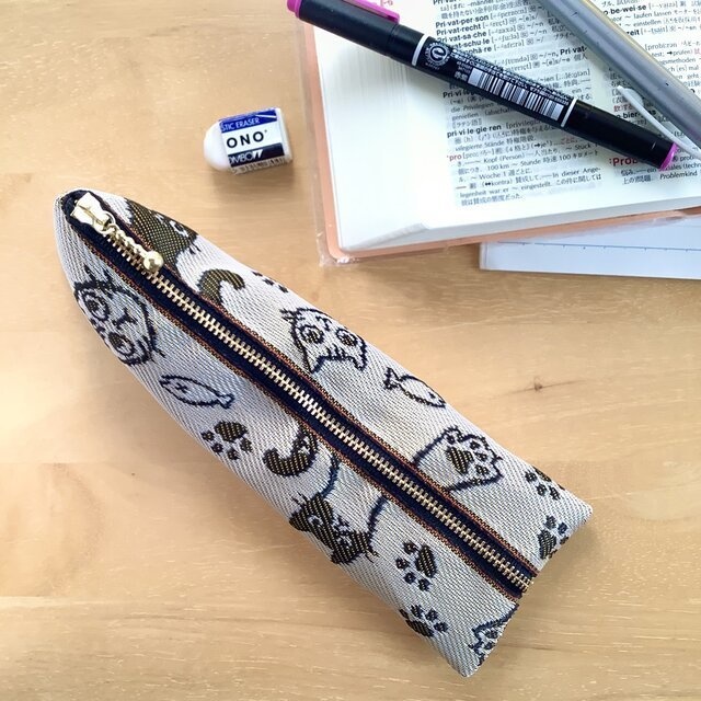 【猫 顔柄】畳縁 テトラ型 ペンケース 空 水色