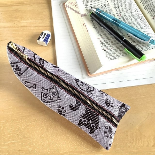 【猫 顔柄】畳縁 テトラ型 ペンケース 空 水色