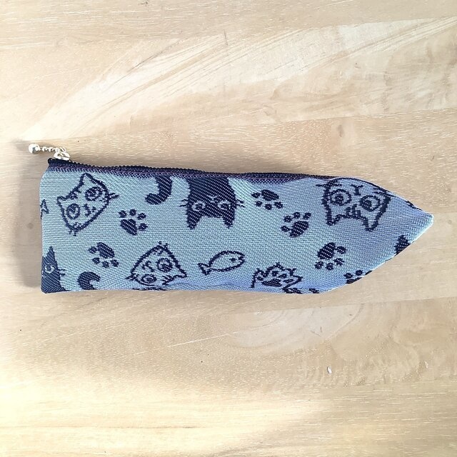 【猫 顔柄】畳縁 テトラ型 ペンケース 空 水色