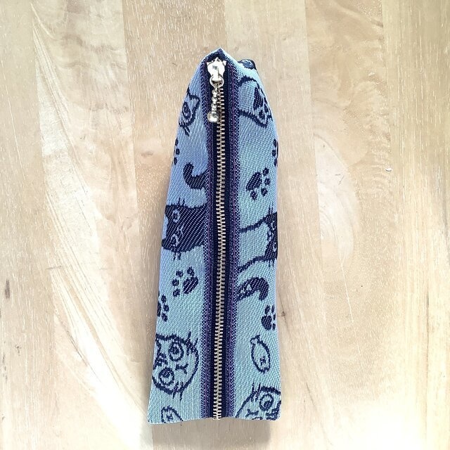 【猫 顔柄】畳縁 テトラ型 ペンケース 空 水色