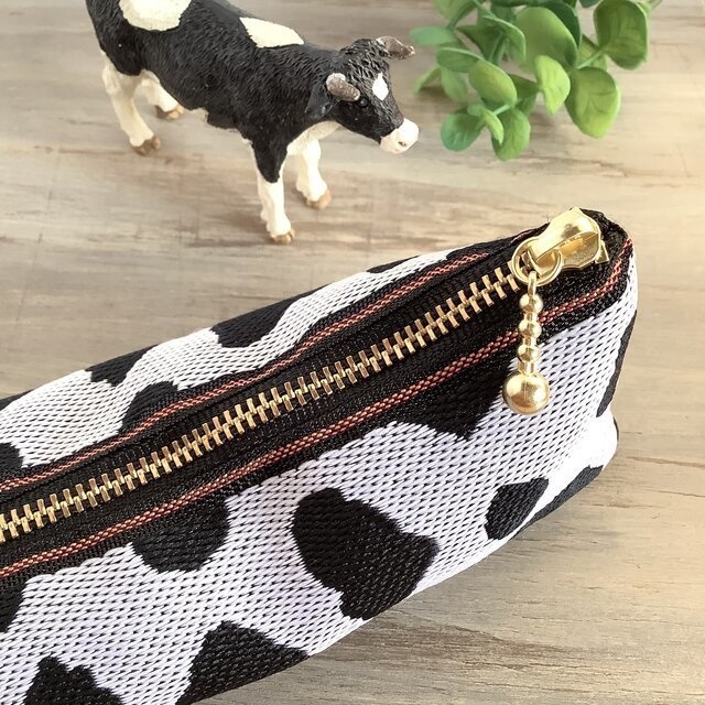 【牛柄】畳縁 テトラ型 ペンケース 和風 ホルスタイン 乳牛 白黒 モノトーン